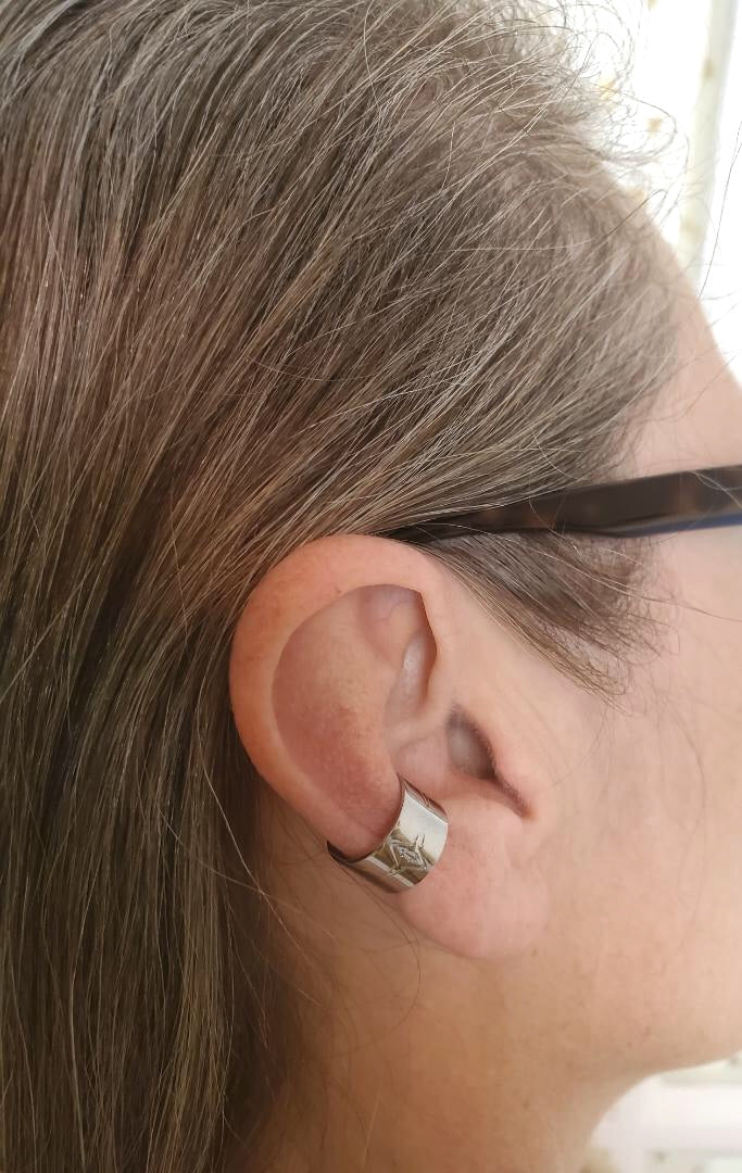VALENCIA KEY Super Sleek Ear Cuff - Silver Tone